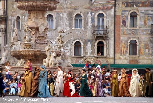 ITALY - TRENTO
Feste Vigiliane (fine giugno)
Mascherata dei "Ciusi" e dei "Gobj", lotta per la conquista della polenta.
Corteo Storico