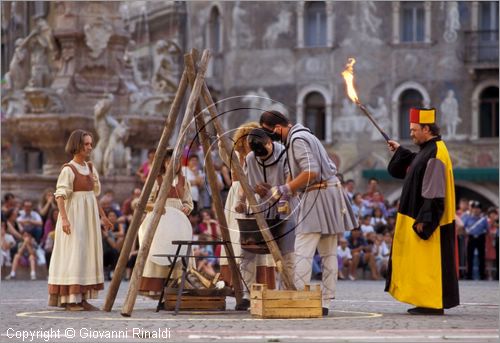 ITALY - TRENTO
Feste Vigiliane (fine giugno)
Mascherata dei "Ciusi" e dei "Gobj", lotta per la conquista della polenta.
polenta in piazza