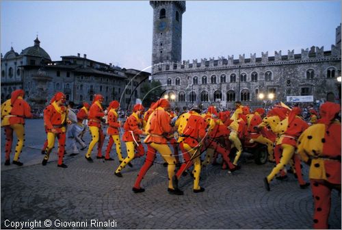 ITALY - TRENTO
Feste Vigiliane (fine giugno)
Mascherata dei "Ciusi" e dei "Gobj", lotta per la conquista della polenta.