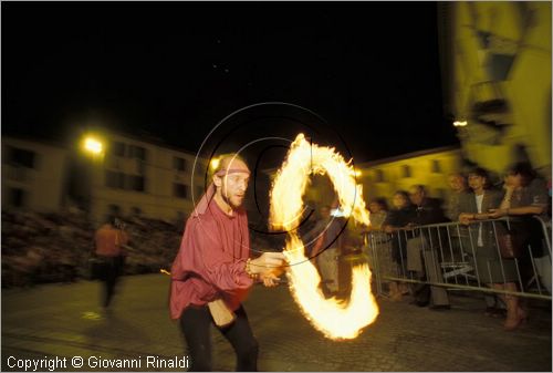 ITALY - TREVI (PG) - PALIO DEI TERZIERI (prima domenica di ottobre)
un giocoliere