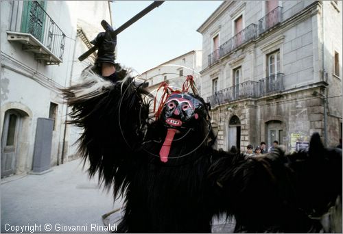 ITALY - TUFARA (CB)
Festa "Il Diavolo di Tufara" (carnevale)
il diavolo gira per il paese terrorizzando la gente insieme a due personaggi vestiti di bianco con la falce che rappresentano la morte