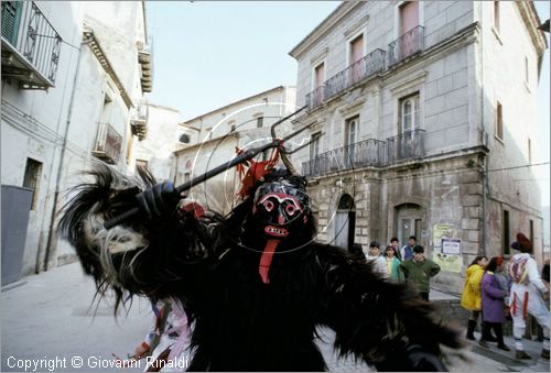 ITALY - TUFARA (CB)
Festa "Il Diavolo di Tufara" (carnevale)
il diavolo gira per il paese terrorizzando la gente insieme a due personaggi vestiti di bianco con la falce che rappresentano la morte