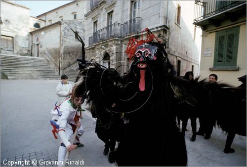 ITALY - TUFARA (CB)
Festa "Il Diavolo di Tufara" (carnevale)
il diavolo gira per il paese terrorizzando la gente insieme a due personaggi vestiti di bianco con la falce che rappresentano la morte