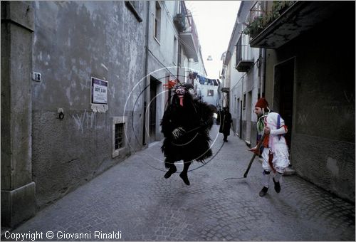 ITALY - TUFARA (CB)
Festa "Il Diavolo di Tufara" (carnevale)
il diavolo gira per il paese terrorizzando la gente insieme a due personaggi vestiti di bianco con la falce che rappresentano la morte