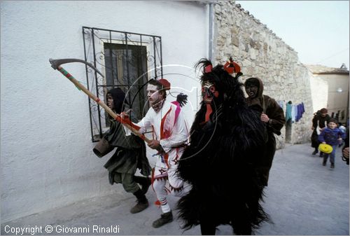 ITALY - TUFARA (CB)
Festa "Il Diavolo di Tufara" (carnevale)
il diavolo gira per il paese terrorizzando la gente insieme a due personaggi vestiti di bianco con la falce che rappresentano la morte