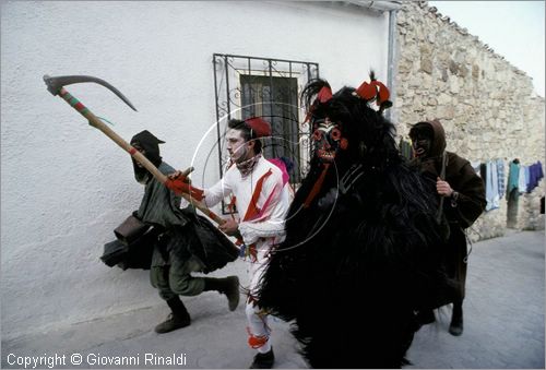 ITALY - TUFARA (CB)
Festa "Il Diavolo di Tufara" (carnevale)
il diavolo gira per il paese terrorizzando la gente insieme a due personaggi vestiti di bianco con la falce che rappresentano la morte