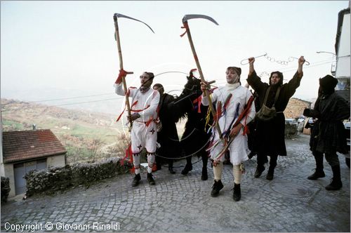 ITALY - TUFARA (CB)
Festa "Il Diavolo di Tufara" (carnevale)
il diavolo gira per il paese terrorizzando la gente insieme a due personaggi vestiti di bianco con la falce che rappresentano la morte