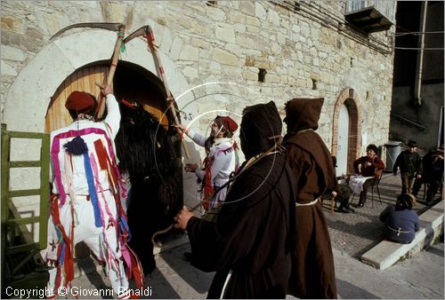 ITALY - TUFARA (CB)
Festa "Il Diavolo di Tufara" (carnevale)
il diavolo gira per il paese terrorizzando la gente insieme a due personaggi vestiti di bianco con la falce che rappresentano la morte