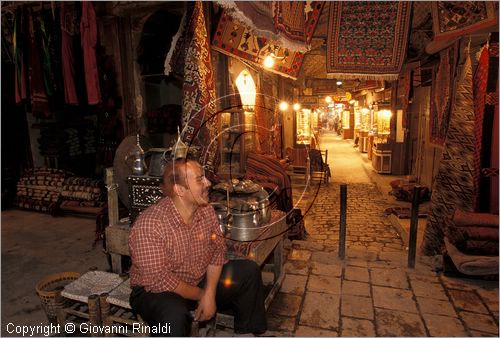 SYRIA - ALEPPO - Souq - venditori di tappeti