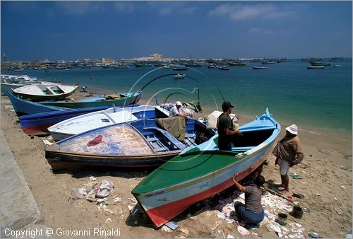 EGYPT - Alexandria - lavori su delle barche sulla spiaggia