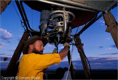 AUSTRALIA CENTRALE - (Alice Springs) - volo in mongolfiera nel deserto all'alba