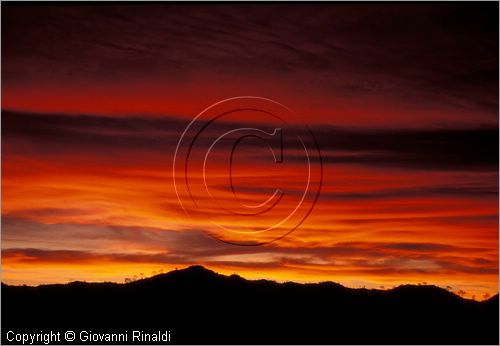 AUSTRALIA CENTRALE - tramonto presso Henbury