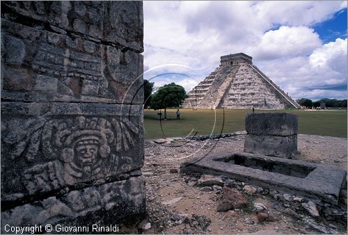 MEXICO - YUCATAN - Area archeologica di Chichen Itza, antica citt Maya (432 - 987 d.C.) - Piramide di Kukulkan (El Castillo) vista da las Mil Columnas