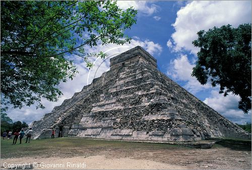 MEXICO - YUCATAN - Area archeologica di Chichen Itza, antica citt Maya (432 - 987 d.C.) - Piramide di Kukulkan (El Castillo) vista da las Mil Columnas