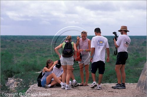 MEXICO - YUCATAN - Area archeologica di Chichen Itza, antica citt Maya (432 - 987 d.C.) - in cima alla Piramide di Kukulkan (El Castillo)