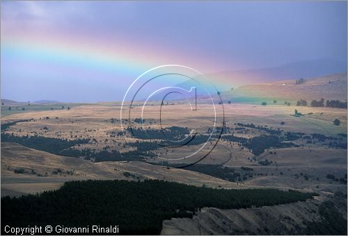 CILE - CHILE - Patagonia - arcobaleno sulla campagna presso Coihaique