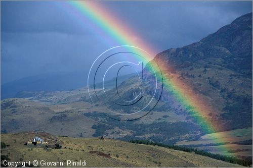 CILE - CHILE - Patagonia - arcobaleno sulla campagna presso Coihaique