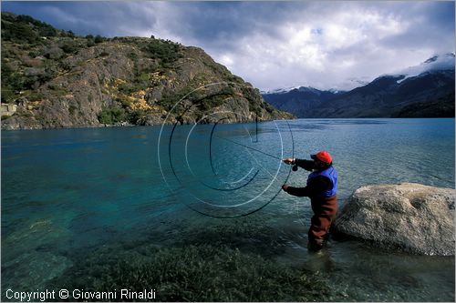 CILE - CHILE - Patagonia - (Puerto Bertrand) - pesca a mosca sul Rio Delda alla confluenza col lago General Carrera