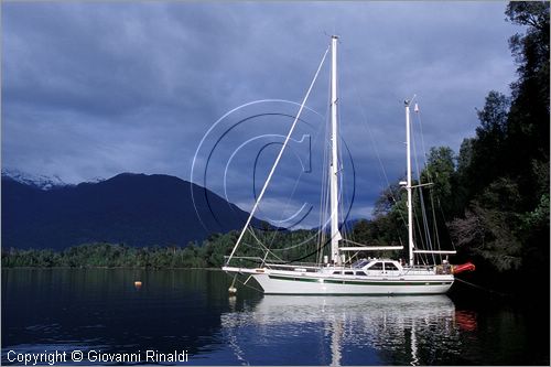 CILE - CHILE - Patagonia - Terme di Puyuhuapi - la baia di fronte all'Hotel Termas de Puyuhuapi