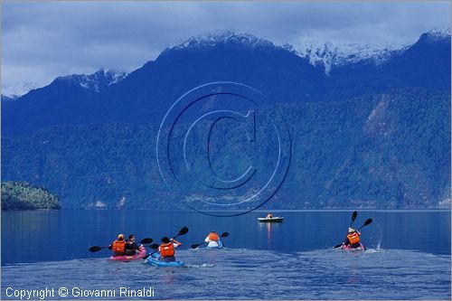 CILE - CHILE - Patagonia - Terme di Puyuhuapi - la baia di fronte all'Hotel Termas de Puyuhuapi