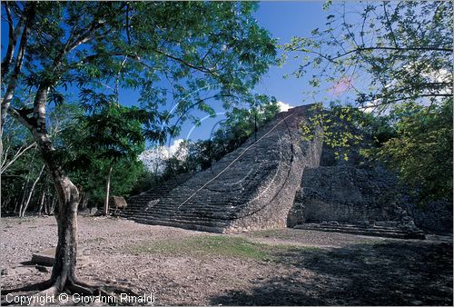 MEXICO - YUCATAN - Area archeologica di Coba' (antica citt Maya (700 - 900 d.C.) - La piramide Nohochmul (42 metri e 120 scalini  la pi alta dello Yucatan)