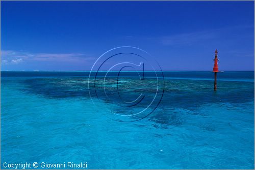 CUBA - Arcipelago delle Isole Canarreos - una meda che segnala una secca presso Cayo Estopa