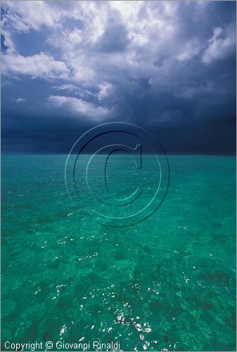 CUBA - Arcipelago delle Isole Canarreos - passaggio di un temporale nella laguna interna a nord dei cayos