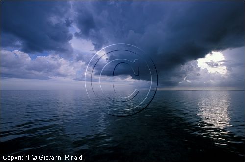 CUBA - Arcipelago delle Isole Canarreos - passaggio di una perturbazione nella laguna di Cayo Estopa