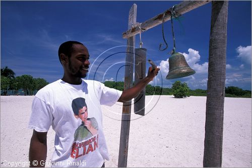 CUBA - Arcipelago delle Isole Canarreos - Cayo Campos - il guardiano dell'isola usa la campana per richiamare le scimmie