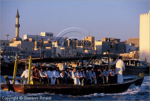 UNITED ARAB EMIRATES - DUBAI - i dhow, barche tradizionali che trasportano la gente da una sponda all'altra del Creek