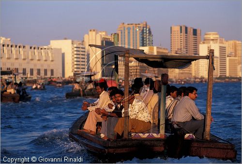 UNITED ARAB EMIRATES - DUBAI - i dhow, barche tradizionali che trasportano la gente da una sponda all'altra del Creek