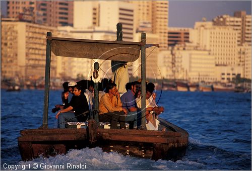 UNITED ARAB EMIRATES - DUBAI - i dhow, barche tradizionali che trasportano la gente da una sponda all'altra del Creek