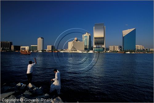 UNITED ARAB EMIRATES - DUBAI - pescatori lungo il Creek