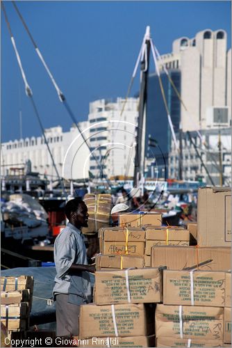 UNITED ARAB EMIRATES - DUBAI - lungo il Creek ormeggiano i dhow che sono le barche tradizionali e vengono utilizzate per il trasporto nel golfo di tutti i generi di merci