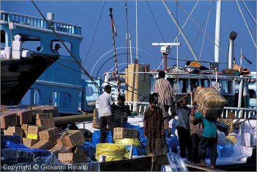 UNITED ARAB EMIRATES - DUBAI - lungo il Creek ormeggiano i dhow che sono le barche tradizionali e vengono utilizzate per il trasporto nel golfo di tutti i generi di merci