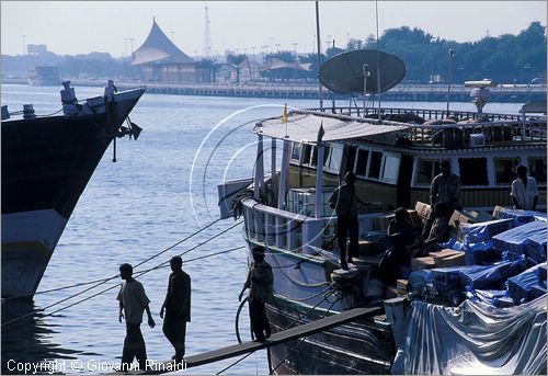 UNITED ARAB EMIRATES - DUBAI - lungo il Creek ormeggiano i dhow che sono le barche tradizionali e vengono utilizzate per il trasporto nel golfo di tutti i generi di merci