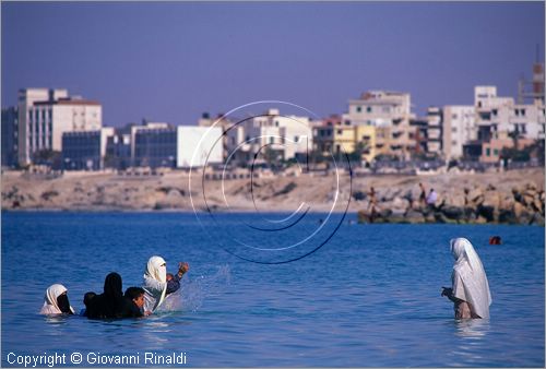 EGYPT - Marsa Matrouh - donne che fanno il bagno alla spiaggia della citt