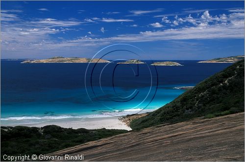 Australia Occidentale - Esperance - veduta della Lovers Beach dalla collina Wireless Hill ai margini sud della citt - sullo sfondo le isole dell'arcipelago della Recherche