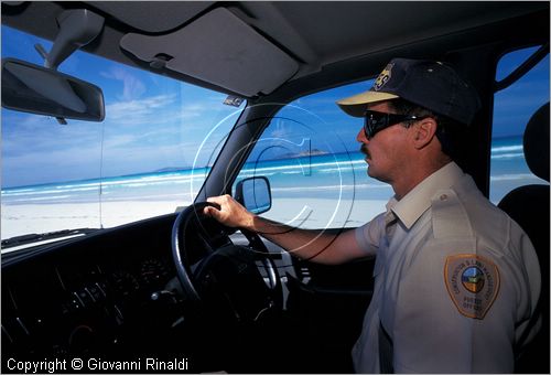 Australia Occidentale - Esperance - Cape Le Grand National Park - un guardiaparco con un fuoristrada corre lungo Le Grand Beach