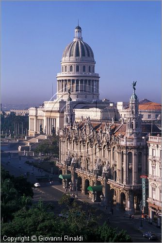 CUBA - HAVANA - veduta dal Parque Central, da sinistra: il Capitolio e il Gran Teatro