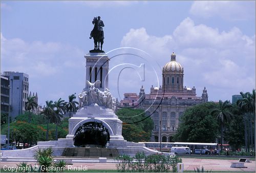 CUBA - HAVANA - monumento al General Maximo Gomez e dietro l'antico Palacio Presidential