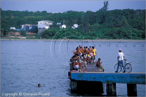 CUBA - HAVANA - Cojimar - piccolo villaggio sulla costa ad est della citt - ragazzi che pescano sul molo