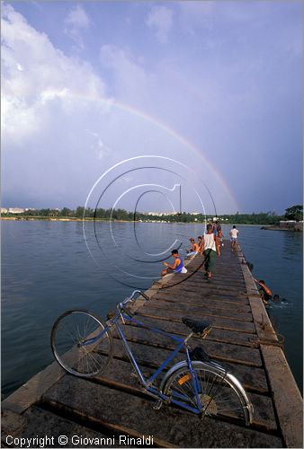 CUBA - HAVANA - Cojimar - piccolo villaggio sulla costa ad est della citt - ragazzi che pescano sul molo