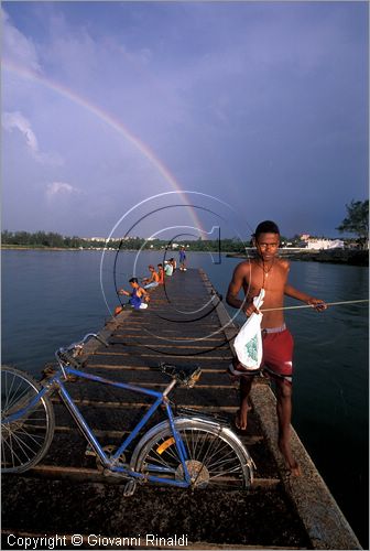 CUBA - HAVANA - Cojimar - piccolo villaggio sulla costa ad est della citt - ragazzi che pescano sul molo