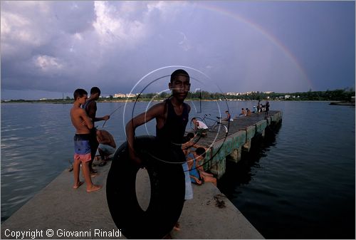 CUBA - HAVANA - Cojimar - piccolo villaggio sulla costa ad est della citt - ragazzi che pescano sul molo