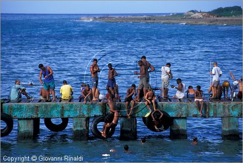 CUBA - HAVANA - Cojimar - piccolo villaggio sulla costa ad est della citt - ragazzi che pescano sul molo