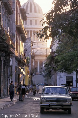 CUBA - HAVANA - La Habana Vieja - sullo sfondo si vede il Capitolio