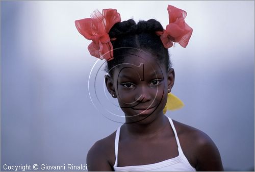 CUBA - HAVANA - una bambina pronta per il saggio di danza