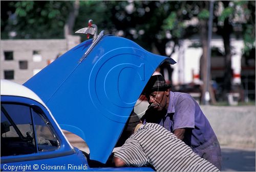 CUBA - HAVANA - riparazione di una vecchia auto degli anni 60