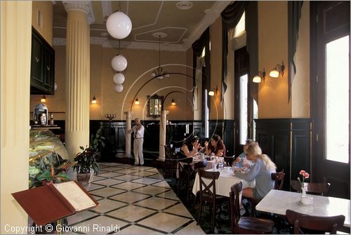 CUBA - HAVANA - Caf del Oriente in Plaza San Francisco